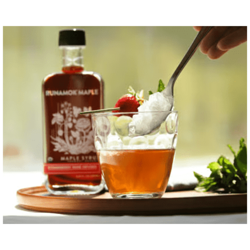 Runamok Ahornsirup mit Erdbeer-Rosen-Infusion Cocktail